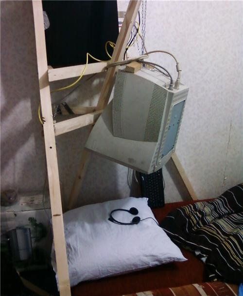 hanging monitor