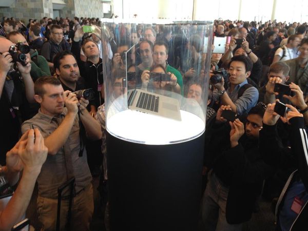 macbook retina crowd of apple fanboys